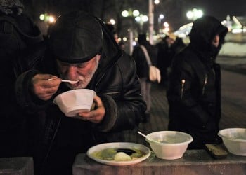 Ρωσία: Σεφ φτιάχνουν σούπα για ζεστάνουν τους άστεγους τις κρύες νύχτες