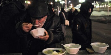 Ρωσία: Σεφ φτιάχνουν σούπα για ζεστάνουν τους άστεγους τις κρύες νύχτες