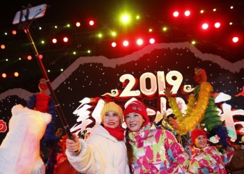 Από την Κίνα μέχρι το Παρίσι και τη Νέα Υόρκη, ο κόσμος γιορτάζει την έλευση του 2019