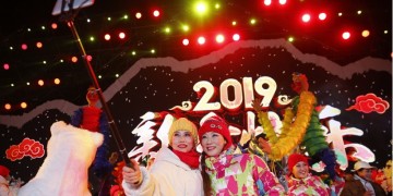 Από την Κίνα μέχρι το Παρίσι και τη Νέα Υόρκη, ο κόσμος γιορτάζει την έλευση του 2019
