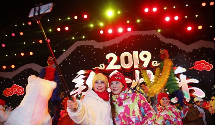 Από την Κίνα μέχρι το Παρίσι και τη Νέα Υόρκη, ο κόσμος γιορτάζει την έλευση του 2019