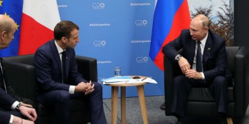 Πούτιν: Ζωγράφισε στον Μακρόν την κρίση στην Ουκρανία σε ένα φύλλο χαρτί