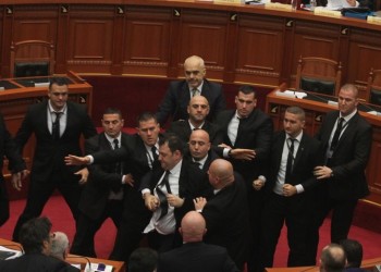 Πέταξαν αυγά στον Έντι Ράμα μέσα στην αλβανική Βουλή (βίντεο)