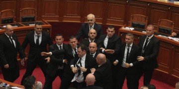 Πέταξαν αυγά στον Έντι Ράμα μέσα στην αλβανική Βουλή (βίντεο)