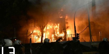 Θεσσαλονίκη: Νέα επεισόδια μετά την πορεία για τον Γρηγορόπουλο, φωτιά σε εργοτάξιο του μετρό (βίντεο)