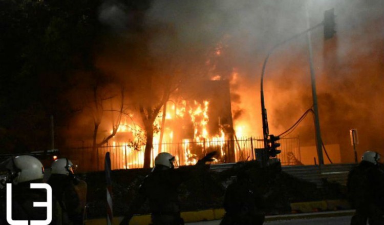 Θεσσαλονίκη: Νέα επεισόδια μετά την πορεία για τον Γρηγορόπουλο, φωτιά σε εργοτάξιο του μετρό (βίντεο)