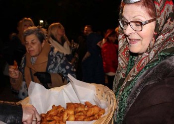 Με ωτία και ποντιακά κάλαντα άναψαν το χριστουγεννιάτικο δέντρο στην Πύλη Τρικάλων