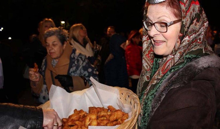 Με ωτία και ποντιακά κάλαντα άναψαν το χριστουγεννιάτικο δέντρο στην Πύλη Τρικάλων