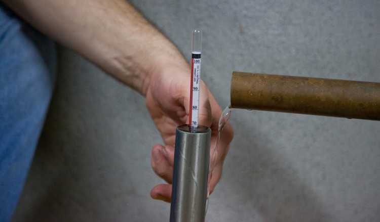 Μεγάλες ποσότητες επικίνδυνου τσίπουρου εντόπισε η ΑΑΔΕ