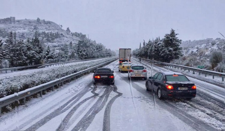 Χριστούγεννα 2018 με βροχές και χιόνια: Πού χρειάζονται αλυσίδες