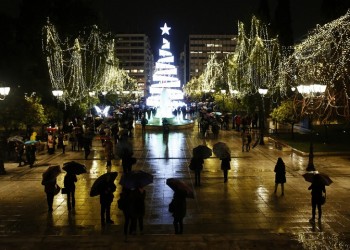 Άναψε το χριστουγεννιάτικο δέντρο στο Σύνταγμα – Η Αθήνα σε γιορτινό κλίμα