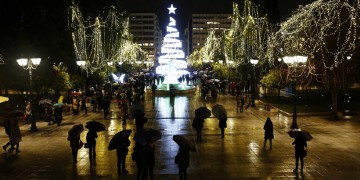 Άναψε το χριστουγεννιάτικο δέντρο στο Σύνταγμα – Η Αθήνα σε γιορτινό κλίμα