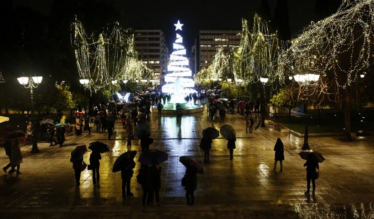 Άναψε το χριστουγεννιάτικο δέντρο στο Σύνταγμα – Η Αθήνα σε γιορτινό κλίμα
