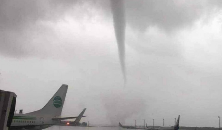 Δώδεκα τραυματίες από ανεμοστρόβιλο στο αεροδρόμιο της Αττάλειας (βίντεο)