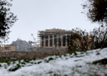 Χιόνια στην Αθήνα: Προβλήματα στην κίνηση λεωφορείων, μετρό, τρένων και τραμ