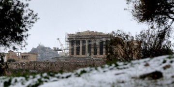 Χιόνια στην Αθήνα: Προβλήματα στην κίνηση λεωφορείων, μετρό, τρένων και τραμ