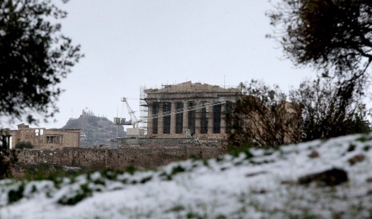 Χιόνια στην Αθήνα: Προβλήματα στην κίνηση λεωφορείων, μετρό, τρένων και τραμ