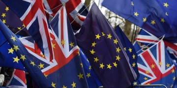 Πέντε σενάρια για το Brexit μετά την ήττα της Μέι