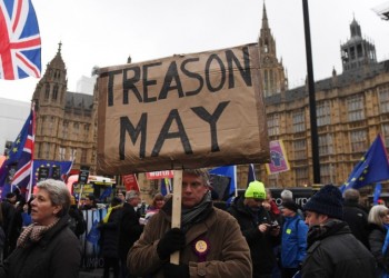 Στον αέρα το Brexit, σήμερα κρίνεται το μέλλον της κυβέρνησης Μέι