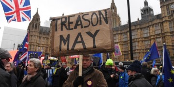 Στον αέρα το Brexit, σήμερα κρίνεται το μέλλον της κυβέρνησης Μέι