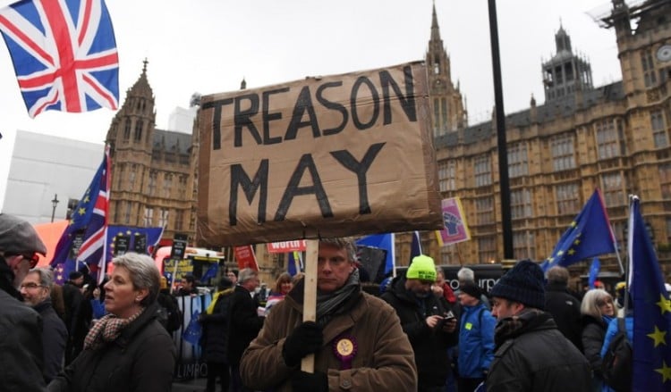 Στον αέρα το Brexit, σήμερα κρίνεται το μέλλον της κυβέρνησης Μέι