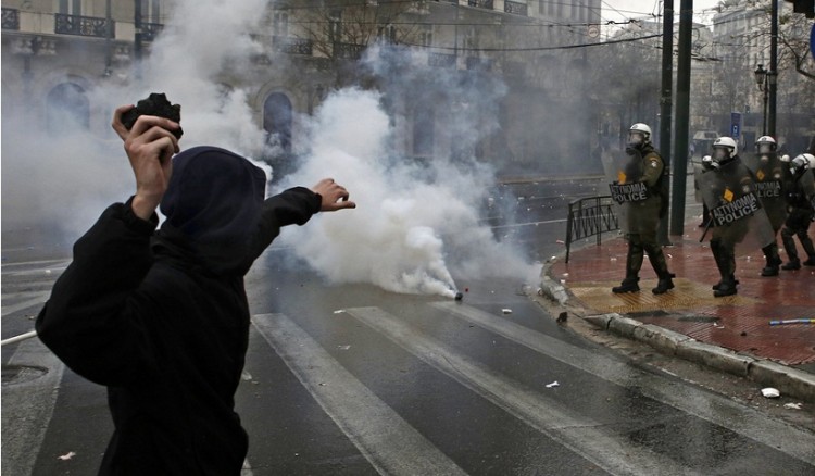 Συλλαλητήριο Μακεδονία: Σοβαρά επεισόδια στο Σύνταγμα (φωτο, βίντεο)