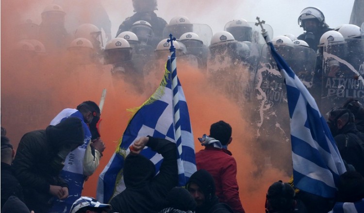 Επτά συλλήψεις για τα επεισόδια στο Σύνταγμα – 25 οι τραυματίες αστυνομικοί