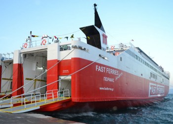 Επιστρέφει στο λιμάνι της Ραφήνας το «Fast Ferries Andros»