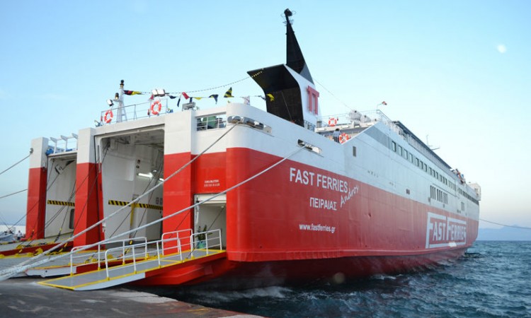 Επιστρέφει στο λιμάνι της Ραφήνας το «Fast Ferries Andros»