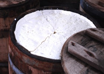 Φέτα Κεφαλονιάς, το πιστοποιημένο βαρελίσιο τυρί που όλοι ζητούν με το όνομά του