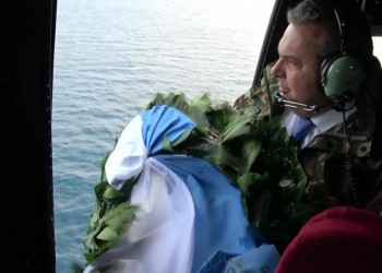 Στεφάνι στα Ίμια από τον Πάνο Καμμένο (βίντεο)