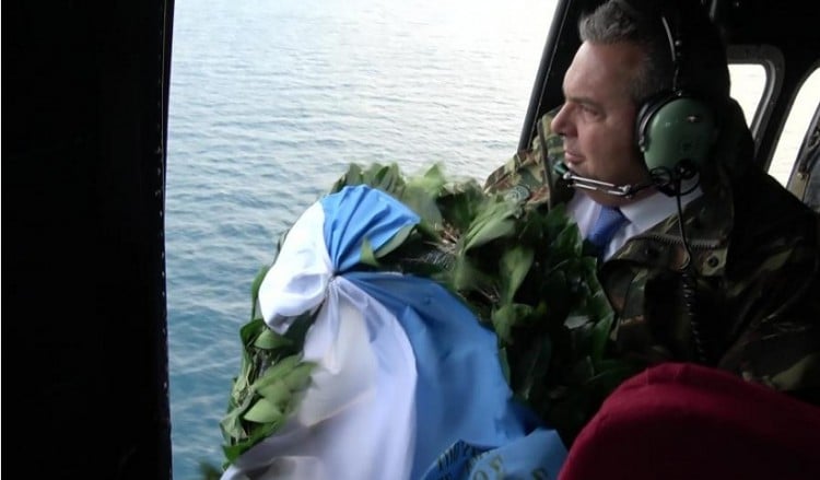 Στεφάνι στα Ίμια από τον Πάνο Καμμένο (βίντεο)