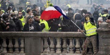 Κίτρινα γιλέκα: Στόχος και η έδρα του Γαλλικού Πρακτορείου στο Παρίσι