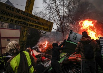 «Κίτρινα γιλέκα»: Εισέβαλαν σε προαύλιο υπουργείου με μηχάνημα εργοταξίου (βίντεο)
