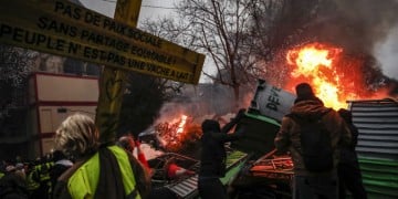 «Κίτρινα γιλέκα»: Εισέβαλαν σε προαύλιο υπουργείου με μηχάνημα εργοταξίου (βίντεο)