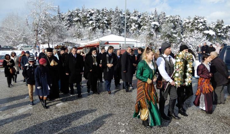 Σέρρες: Παρά το τσουχτερό κρύο νέοι βούτηξαν για τον Σταυρό στο Λιμανάκι Λιθοτόπου