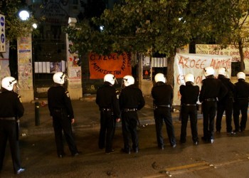 Αστυνομικός τραυματίστηκε από επίθεση κουκουλοφόρων έξω από την ΑΣΟΕΕ