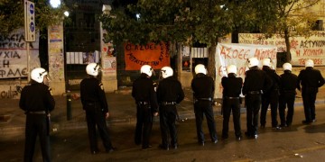 Αστυνομικός τραυματίστηκε από επίθεση κουκουλοφόρων έξω από την ΑΣΟΕΕ