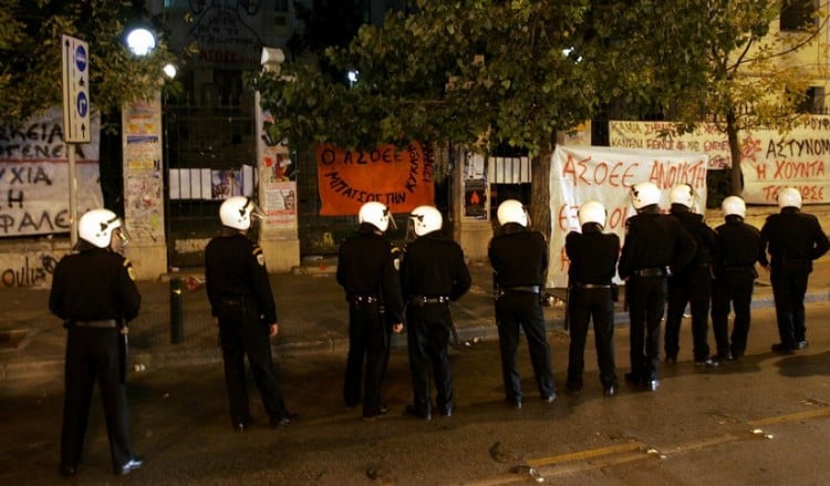 Αστυνομικός τραυματίστηκε από επίθεση κουκουλοφόρων έξω από την ΑΣΟΕΕ