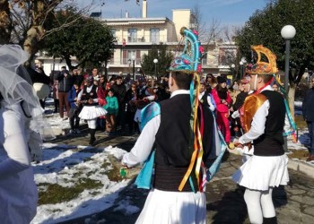 Οι ασταμάτητοι Μωμόγεροι... βγήκαν και με χιόνια στην Ανατολή Ιωαννίνων!
