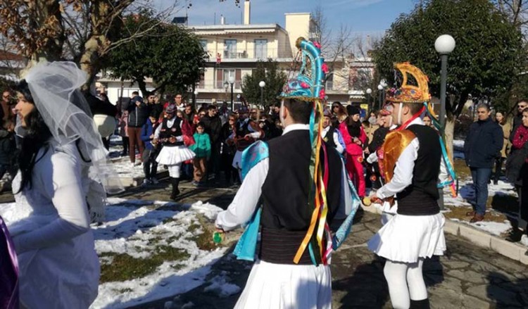 Οι ασταμάτητοι Μωμόγεροι... βγήκαν και με χιόνια στην Ανατολή Ιωαννίνων!