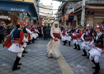Μωμόγεροι βγήκαν στη Βέροια για πέμπτη χρονιά (βίντεο)