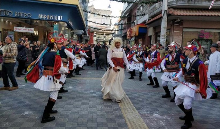 Μωμόγεροι βγήκαν στη Βέροια για πέμπτη χρονιά (βίντεο)