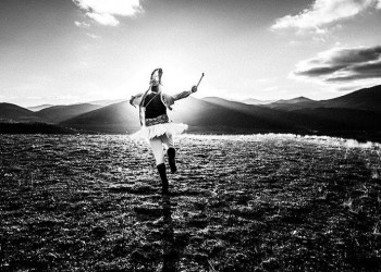 Τα χωριά της Κοζάνης ζουν στους ρυθμούς των Μωμόγερων – Τετράλοφος και Άγιος Δημήτριος άνοιξαν την αυλαία (βίντεο)