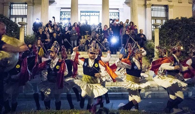 Οι Μωμόγεροι εισέβαλαν και στο Μουσείο Μπενάκη (βίντεο)
