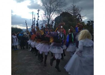 Θερμή υποδοχή των Μωμόγερων στον Άγιο Δημήτριο και το Ρυάκι Κοζάνης (βίντεο)