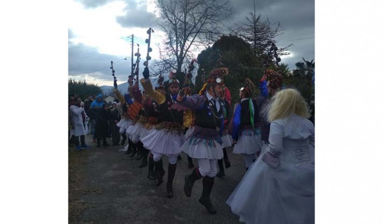 Θερμή υποδοχή των Μωμόγερων στον Άγιο Δημήτριο και το Ρυάκι Κοζάνης (βίντεο)