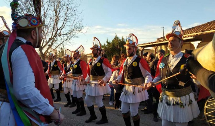 Οι Μωμόγεροι από τον Τετράλοφο Κοζάνης ευχήθηκαν καλή χρονιά (βίντεο)