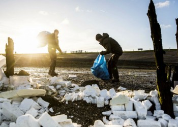 Ολλανδία: Χημικά σε παραλία από 270 κοντέινερ που έπεσαν από πλοίο (βίντεο)
