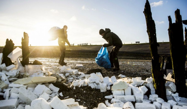 Ολλανδία: Χημικά σε παραλία από 270 κοντέινερ που έπεσαν από πλοίο (βίντεο)